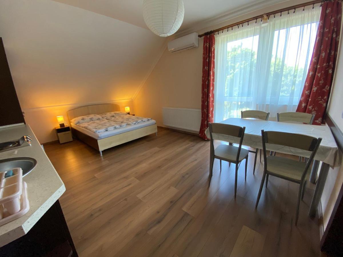 Апартаменти Magyar Apartman Iii. Гайдусобосло Екстер'єр фото