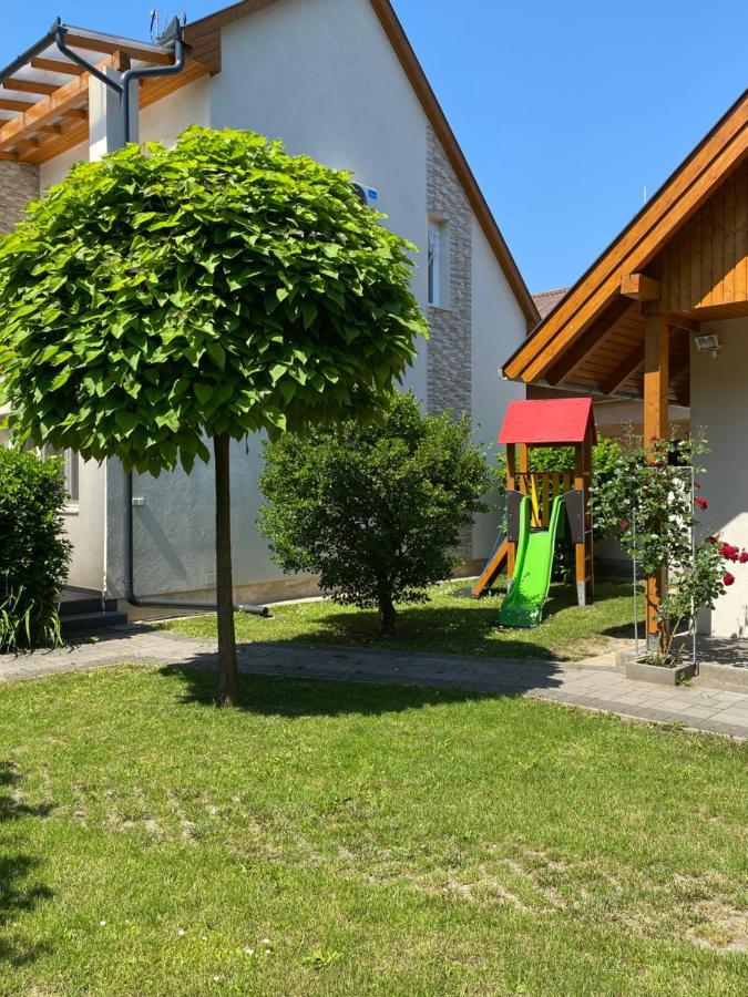 Апартаменти Magyar Apartman Iii. Гайдусобосло Екстер'єр фото